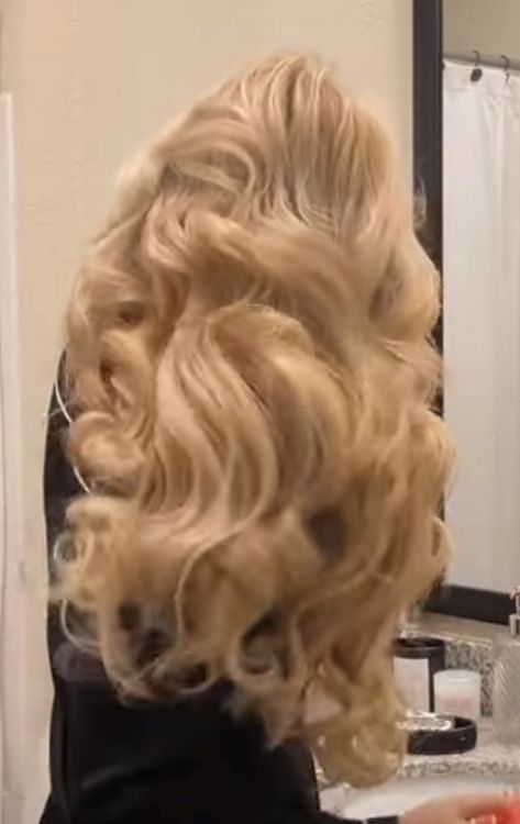 Wavy Blonde Hair, Pretty Blonde Hair, Blonde Moments, Blonde Wavy Hair, Hair Inspiration Long, Blonde Curls, Curly Hair Styles Easy, Hair Reference, Hair Inspo Color