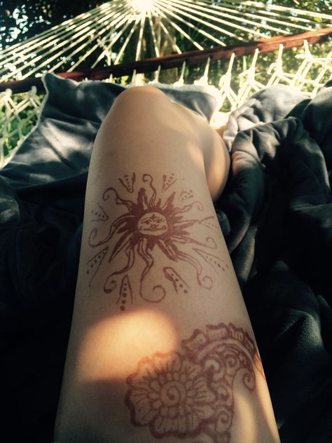 Summer Henna Tattoo, Hippie Henna Designs, Henna Aesthetic, Summer Henna, Back Henna, Cute Henna Tattoos, Henna Inspo, Henna Inspired Tattoos, Cute Henna