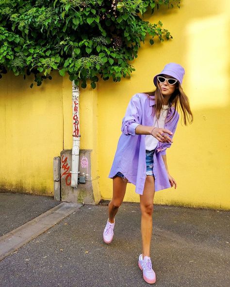 Nina Sandbech on Instagram: “Got myself a new summer hat😎💜” Purple Outfit Ideas, Bucket Hat Outfit, Bright Outfit, Purple Outfit, Hat Outfit, Purple Shades, Dresses Satin, Black Jeans Outfit, Purple Outfits