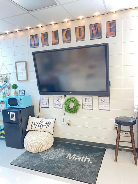 Teacher Classroom High School, High School Math Teacher Classroom, Classroom Layout High School, Classroom Decor Math, Math Teacher Classroom, High School Teacher Hacks, Classroom High School, High School Classroom Ideas, Math Teacher Aesthetic