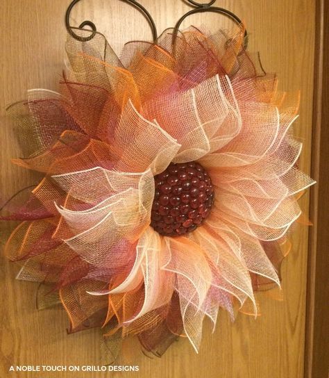 How To Make A Deco Mesh Flower Wreath • Grillo Designs Deco Mesh Pumpkin, Design Interior Modern, Deco Mesh Crafts, Mesh Ribbon Wreaths, Deco Mesh Wreaths Tutorials, Deco Mesh Wreaths Diy, Mesh Wreath Tutorial, Halloween Deco Mesh, Mesh Wreath Diy