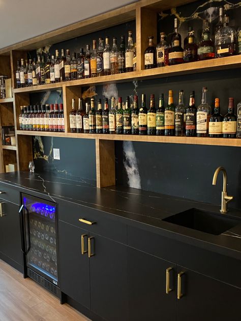 At Home Sports Bar, Behind The Bar Ideas, Simple Wine Bar, Basement Vibes, Speakeasy Basement, Restaurant Cabinet, Garage Bar Ideas, Luxury Bar Design, Wine Room Design