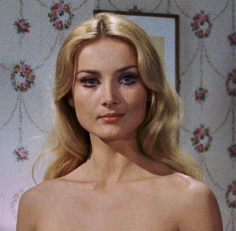 Barbara Bouchet in Amuck 1972 cult classic film old Hollywood star film actress Southern Belle Hair, Pamela Courson, Barbara Bouchet, Flowers In The Attic, Jean Shrimpton, 60s Women, Anna Karina, Eyes Lips Face, Sharon Tate