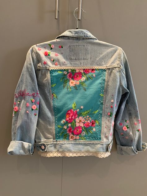 Denim Jacket Recycle Ideas, Fashions For 2024, Denim Jacket Decorating Ideas, Jean Jacket Embellishments Ideas, Upcycled Denim Jacket Diy Ideas, Diy Denim Jacket Paint Ideas, Jean Jacket Painted Ideas, Diy Denim Jacket Ideas, Jean Jacket Diy Upcycling