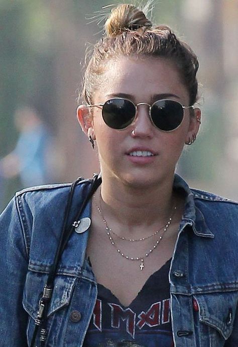 Miley Cryrus in Ray-Ban RB 3447 round classic sunglasses. Michael Kors Bag Black, Silent Love, Ray Ban Round Metal, Retro Eyewear, Eyewear Brands, Round Metal Sunglasses, Sunglasses Outfit, Round Ray Bans, Stylish Women Fashion