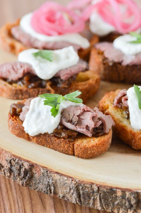 Delicious and savory roast beef crostini with a creamy horseradish sauce – served two ways! These simple crostini appetizers are perfect for holiday entertaining or your next dinner party! #crostini #appetizer #easy Cold Beef Appetizers, Crustini Appetizers Roast Beef, Crustini Appetizers Beef, Roast Beef Horseradish Appetizer, Roast Beef Appetizers Cold, Roast Beef Crostini, Beef Crostini, Sandwich Appetizers, Appetizers Cold