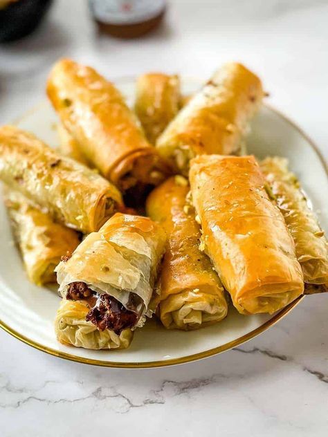 Chocolate Hazelnut Baklava Rolls Garlic Tahini Sauce, Baklava Rolls, Chocolate Baklava, Phyllo Dough Recipes, Pastry Dishes, W Pictures, Cooking Decorating, Baklava Recipe, Turkish Desserts