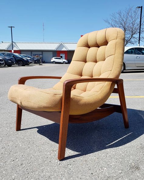 AUTHENTIC MCM FURNITURE on Instagram: “R. Huber Scoop chair en route to Toronto. 🚛 I had to take one last seat in it before it left! These are every bit as comfortable as they…” Mcm Reading Chair, Mcm Armchair, Mcm Chair, Editing Suite, Bucket Chairs, Mcm Furniture, Reading Chair, Vintage Chairs, Leather Armchair