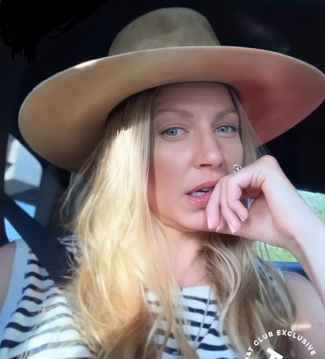 #JesMacallan Jes Macallan, Legends Of Tomorrow, Find Picture, American Actress, Cowboy Hats, Actresses, Instagram Photos, Photo And Video, Instagram Photo