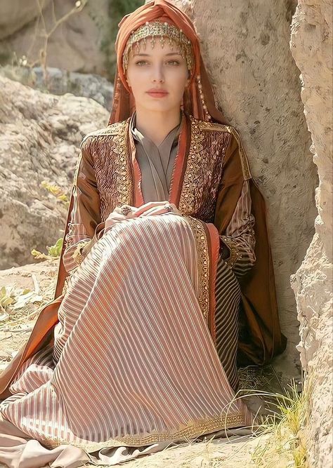 Turkish Aesthetic, Turkish Clothing, Turkish Dress, Turkish Women Beautiful, Turkish Culture, Turkish Beauty, Muslim Women, Historical Fashion, Scarf Styles