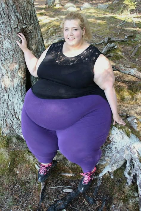 Fat Woman Reference, Fat Lady Pictures, Plus Size Tracksuit, Fat Ladies, Chubby Fashion, Big Belly, Plus Size Beauty, Reference Poses, Body Positivity