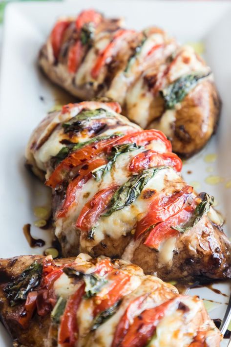 Hasselback Chicken, Chicken Caprese, Mozzarella Chicken, Caprese Chicken, Stuffed Chicken, Chicken Dishes Recipes, Chicken Breast Recipes, Chicken Breasts, Chicken Dinner