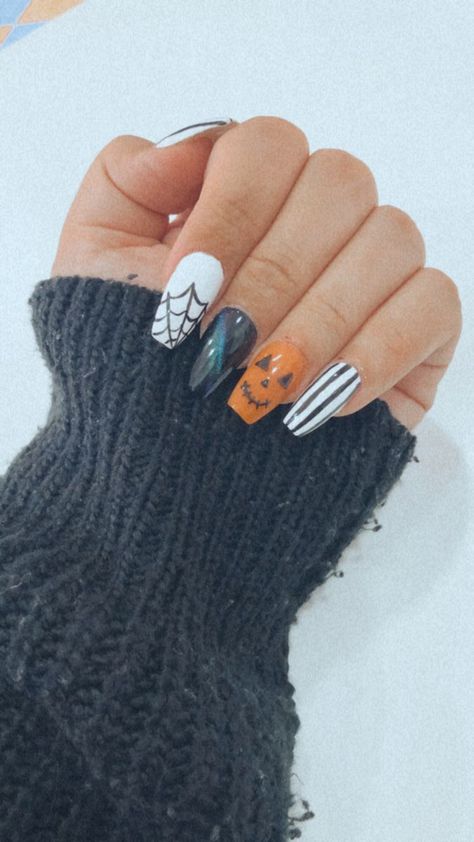 This is halloween &#x1f383; Halloween Nails Cute Pumpkin, Cute Halloween Nails Medium, Halloween Nails Stripes, Short Coffin Halloween Nails Simple, Fall Dip Powder Nails Ideas, Cute Simple October Nails, Simple Halloween Nails Short Pumpkin, Easy Pumpkin Nail Designs, Short Nail Halloween Ideas