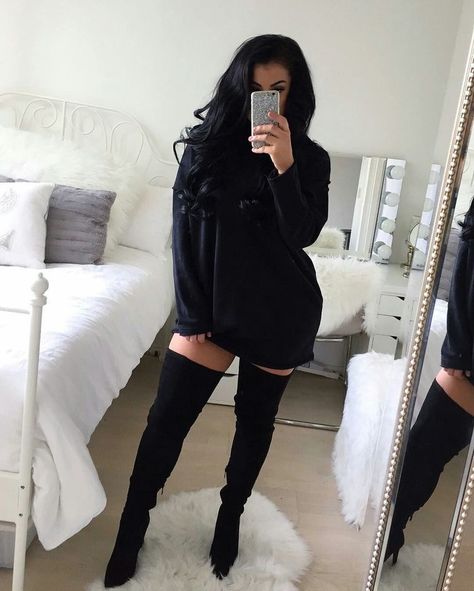 Black everything Vestiti Edgy, Haine Diy, Pakaian Feminin, Edgy Style, Knee Boot, Stylish Clothes, Hack Tool, Ținută Casual, Night Ideas