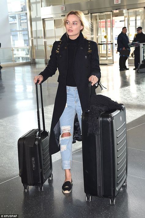 Casual Airport Outfit, Airport Attire, Margot Robbie Style, Air Port Outfit, Style Casual Chic, Outfit Chic, Vintage Mode, Looks Chic, Margot Robbie