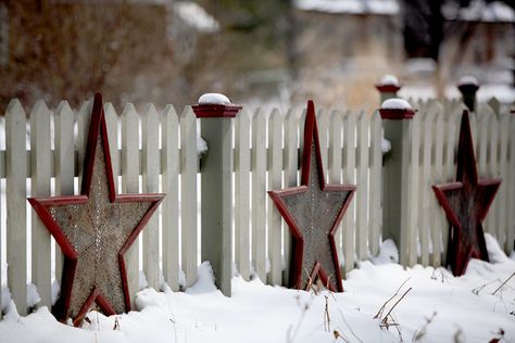 Embellish with Decorations Outdoor Fence Christmas Decorating Ideas, Decorative Fence Ideas, Outdoor Winter Decor, Small Garden Fence, Gate Design Modern, Black Gate, Gate Garden, Wood Fences, Outdoor Fence