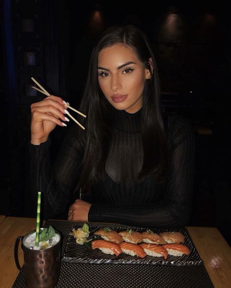 Naz on Instagram: “Sushi and Gaga, the perfect night” Sushi Date Outfit, Sushi Pictures, Nazanin Kavari, Instagram Inspo Aesthetic, Sushi Dinner, Restaurant Pictures, Sushi Night, Sushi Time, Flowers Instagram