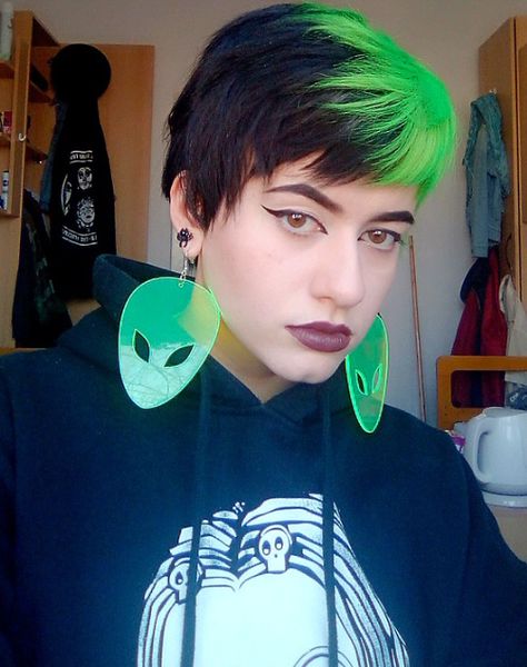 halfandhalfhair  alien  e-girl hair  makeup  shorthair alt Black And Neon Green Hair Short, Neon Green Hair Short, Half Black Half Green Hair, Black And Green Hair Short, Half Green Hair, Green And Black Hair, Black And Green Hair, Pixie Hair Color, Dyed Hairstyles