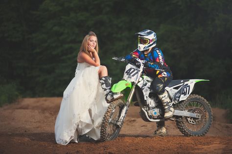 Motocross Motocross Wedding, Motocross Couple, Dirt Bike Wedding, Bike Wedding, Bicycle Wedding, Motocross Love, Great Pic, Fun Wedding Photography, Shooting Photo