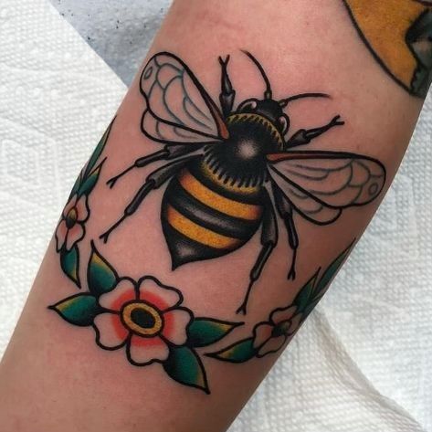 American Traditional Bee Tattoo, Traditional Bee Tattoo, Honey Bee Tattoo, Traditional Tattoo Inspiration, Traditional Tattoo Flowers, Traditional Style Tattoo, Traditional Tattoo Sleeve, Tattoo Henna, Tatuaje A Color