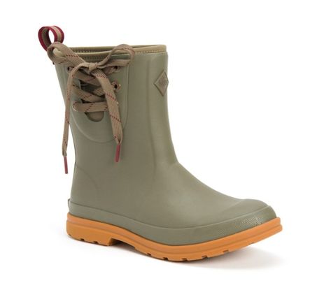 The Muck Originals Pull On Mid is on the shorter side of the spectrum but with enough weather protection to accommodate the average wearer's needs... Muck Boots For Women, Womens Muck Boots, Chelsea Boots Mens, Footwear For Men, Boot Companies, Muck Boots, Mid Boots, Pull On Boots, Safety Shoes