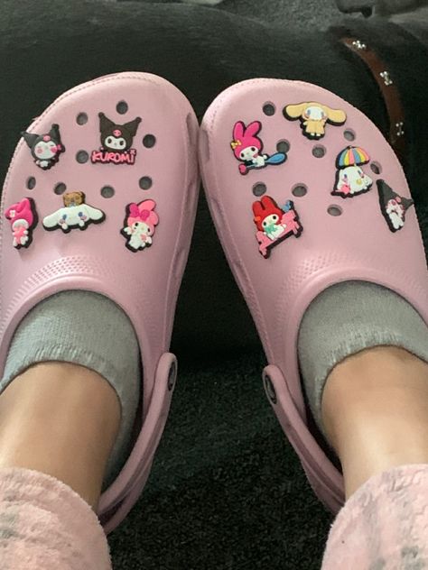 Light Pink Crocs With Jibbitz, Sanrio Crocs, How To Wear Crocs, Hello Kitty Crocs, Aesthetic Crocs, Rainy Weather Outfits, Crocs With Jibbitz, Cool Crocs, Crocs Aesthetic