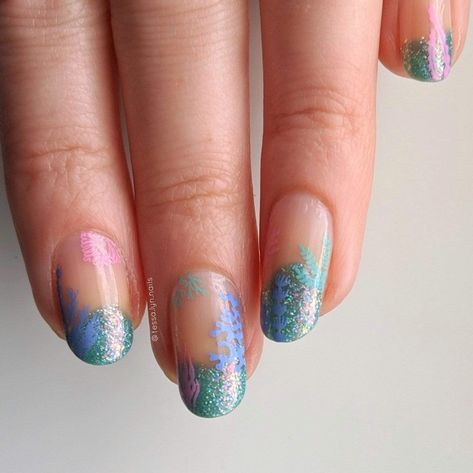 A manicured hand with coral reef (m145) by Maniology. Ocean Nail Art, Sand Nails, Sea Nails, Classy Nail Art, Acrylic Nail Polish, Vacation Nails, Sea Coral, Nail Stamping Plates, Cute Nail Art