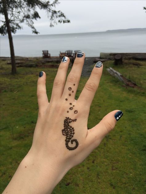 insta>>>hennatattoos17 seahorse henna! Pinterest/ sheridanblasey Beach Henna Tattoos, Henna Animals, Henna Images, Hai Tattoo, Henne Tattoo, Cute Henna Tattoos, Seahorse Tattoo, Small Henna, Cute Henna