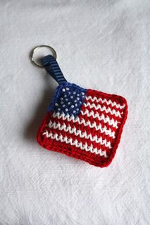 10 Patterns to Celebrate Flag Day and Your American Pride! Red White And Blue Crochet, American Flag Crochet, White And Blue Crochet, Crochet Earrings Pattern, Crochet Gratis, Crochet Stars, Crochet Bookmarks, Holiday Crochet, Blue Crochet