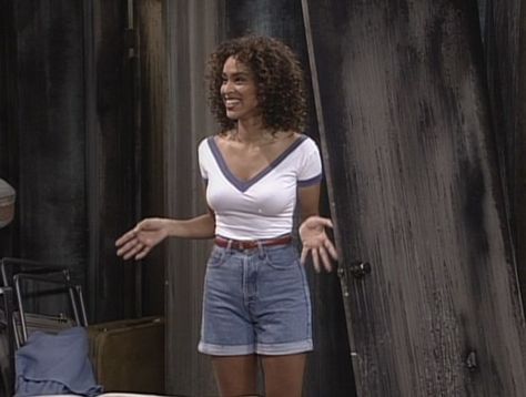 When she made us want to try mom jean shorts: | Community Post: 10 Times Hilary Banks's Style Game Was Off The Charts Looks 90s, Hilary Banks, Karyn Parsons, Black 90s Fashion, 1990 Style, 90s Inspired Outfits, Prince Of Bel Air, Ellen Von Unwerth, 90s Theme