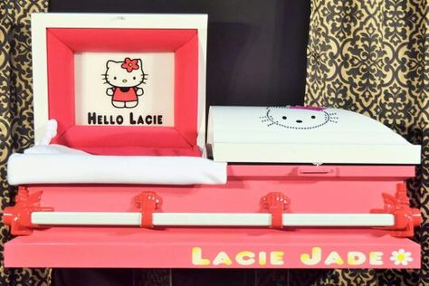 Hello Kitty Casket Hello Kitty Casket, Hello Kitty Coffin, Aesthetic Coffins, Pink Thing, Hello Kitty Gifts, Grave Decorations, Hello Kitty Aesthetic, Pink Aesthetic, Kittens Cutest