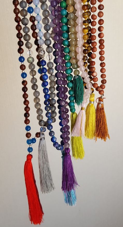 Tu japa mala te puede ofrecer protección, guía en tu día a día y también es un constante recordatorio de la Divinidad que hay en ti.   ... Dalai Lama, Ritual, Tassel Necklace, Chakra, Zen, Yoga