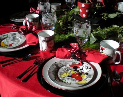 Disney Christmas Table, Disney Xmas, Books Christmas, Christmas Table Setting, Mickey Party, The Friday, Disney Decor, Christmas Tablescapes, Christmas Table Settings