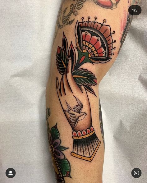 Traditional Hand Tattoo, Side Hand Tattoos, Minimalist Tattoo Ideas, Hands Tattoo, American Traditional Tattoo Ideas, Traditional Tattoo Flowers, Traditional Tattoo Ideas, Traditional Style Tattoo, Red Tattoos