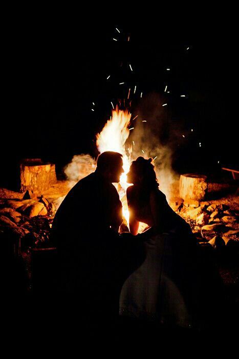 Cute picture at the bonfire #Bonfire #Country #CuteCouple #Kiss Breathing Fire, Charlottesville Wedding, Beach Night, Photo Vintage, Jolie Photo, Two People, A Fire, Campfire, Wedding Pictures