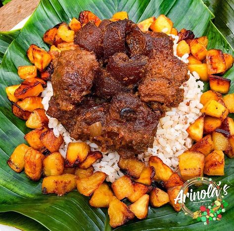 The perfect throwback 🤤🤤 yum yum! Ofada rice and ayamase sauce with plantains like diamonds 💎 #ofada #savoury #delicious #spicy #food… Ofada Sauce, Ofada Rice, Morning Lunch, Nigerian Foods, Fried Plantain, Nigeria Food, Abuja Nigeria, Healthy Blueberry, Nigerian Food