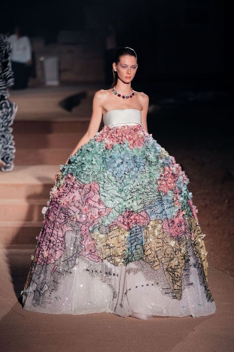 Mary Katrantzou Mary Katrantzou Dress, Temple Of Poseidon, Satin Coat, Puff Dress, Duchess Satin, Catwalk Fashion, Mary Katrantzou, Fashion Shows, Urban Fashion