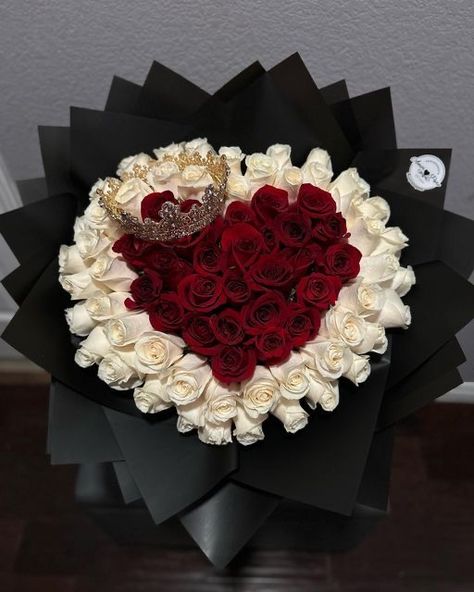 Heart Rose Bouquet, Bouqette Of Flower, Valentine Roses Bouquet, Ribbon Flowers Bouquet Ideas, Flower Bouquet Luxury, Real Flower Bouquet, 100 Red Roses, Beautiful Roses Bouquet, Red Rose Love