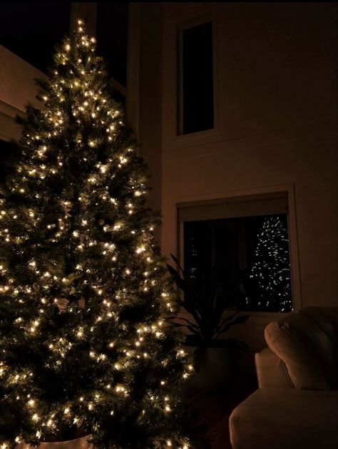 Christmas Tree Astethic Wallpaper, Christmas Tree Phone Background, Aesthetic Christmas Tree, Christmas Dreaming, Dark Christmas, Christmas Phone Wallpaper, Cosy Christmas, Christmas Feeling, Christmas Inspo