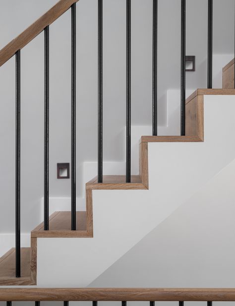 Oak And Metal Staircase, Modern Oak Staircase, Unique Staircase Railing, Metal And Wood Stairs, Modern Handrails For Stairs, Staircase Ideas Modern, Staircase Railing Ideas, Stair Railing Metal, Metal Staircase Railing