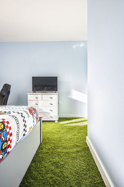 Fake Grass In Bedroom, Turf Rug Bedroom, Fake Grass Bedroom, Turf In Bedroom, Grass Floor Bedroom, Indoor Grass Floor, Grass Carpet Bedroom, Grass Bedroom Wall, Grass Bedroom