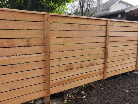 Diy Slip Fence, Horizontal Cedar Fence, Horizontal Slat Fence, Diy Backyard Fence, Home Fencing, House Fence, Wood Fence Design, Fence Gate Design, Diy Cabin