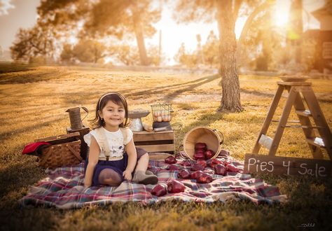 Fall Mini Sessions Set Up Outdoor, Fall Photoshoot Setup Ideas, Apple Pie Mini, Fall Apple Pie, Fall Mini Shoot, Baby Pictures Poses, Fall Photoshoot Family, Fall Baby Pictures, Fun Family Pictures