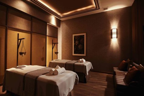 This Chiang Mai-born high-end spa offers various luxurious therapies, including Thai massages, and Ayurvedic and hydrotherapy treatments. Try the 120-minute Ayu Reflexology Room Ideas, Spa Ceiling Design, Thai Massage Room, Spa Ceiling, Thai Interior Design, Massage Decor, Spa Room Design, Spa Photoshoot, Ayurveda Spa