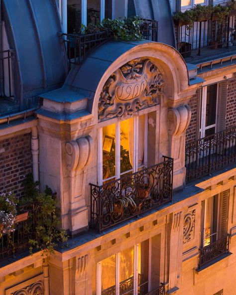 Paris Secret on Instagram: “Architecture parisienne @toits_de_paris 💙🤩 #paris #parisjetaime #parismonamour #parismaville #parissecret #topparisphoto #parisphoto…” Paris Apartment Aesthetic, Parisienne Apartment, 1950 House, Paris Apartment Interiors, 60s House, Townhouse Apartments, Paris Country, Parisian Architecture, Paris Dream