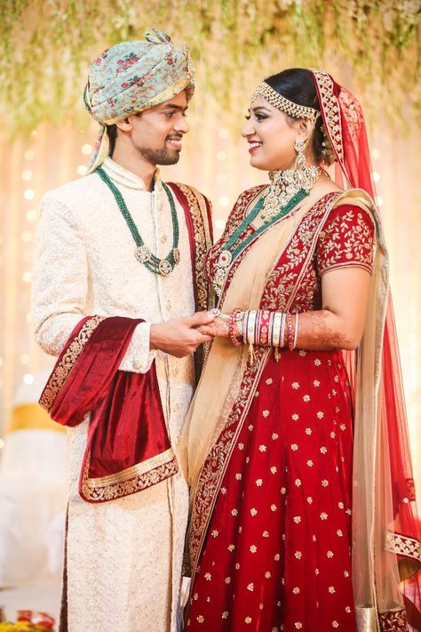 Wedding Cupel Photo Pose, Bride Groom Wedding Poses, Indian Married Couple Photos, Bride Groom Photoshoot Indian, Bridal And Groom Photoshoot, Groom Bride Poses, Groom Stills, Couple Wedding Dress Indian Hindu, Hindu Wedding Photos