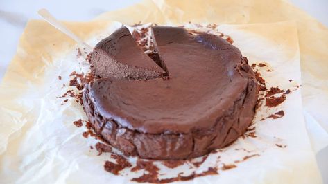 Basque Cheesecake Recipe, Unique Cheesecake, Flourless Cake Recipes, The Cooking Foodie, Burnt Basque Cheesecake, Different Kinds Of Cakes, Impressive Dessert, Chocolate Tarts Recipe, No Bake Chocolate Cheesecake