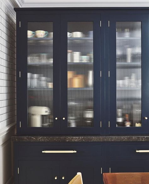 Blakes London on Instagram: “Fluted glass offers a welcomed break from the repetitive continuation of panelled/painted doors in a kitchen. It provides a distorted view…” Living Room Glass Cabinet, Counter Top Cabinet, Bar Cabinetry, Blakes London, Belgium Style, Glass Kitchen Cabinets, Glass Shelves Kitchen, Navy Kitchen, Glass Cabinets