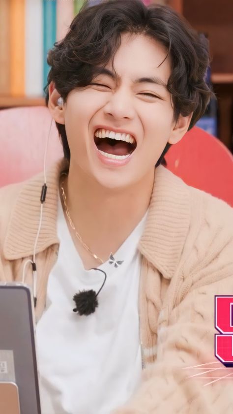 Boxy Smile, Taehyung Smile, V Wallpaper, Taehyung Cute, Im Gonna Love You, Smile Pictures, Korean Photo, Taehyung Selca, Bts V Photos