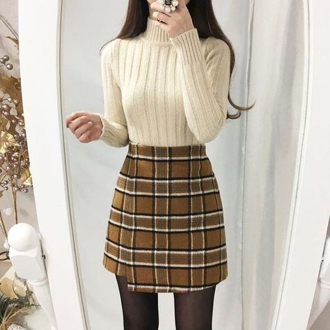 Brown Stockings Outfit, Skirt With Stockings Outfit, Brown Skirt Outfit, Mini Skirt Outfit Winter, White Sweater Outfit, Fashion Fairytale, Parisian Outfits, Checked Skirt, Winter Sweater Outfits